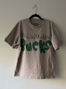 B2SS Milwaukee Bucks Graphic T Shirt Mens Medium Gray NBA Streetwear Deer Logo